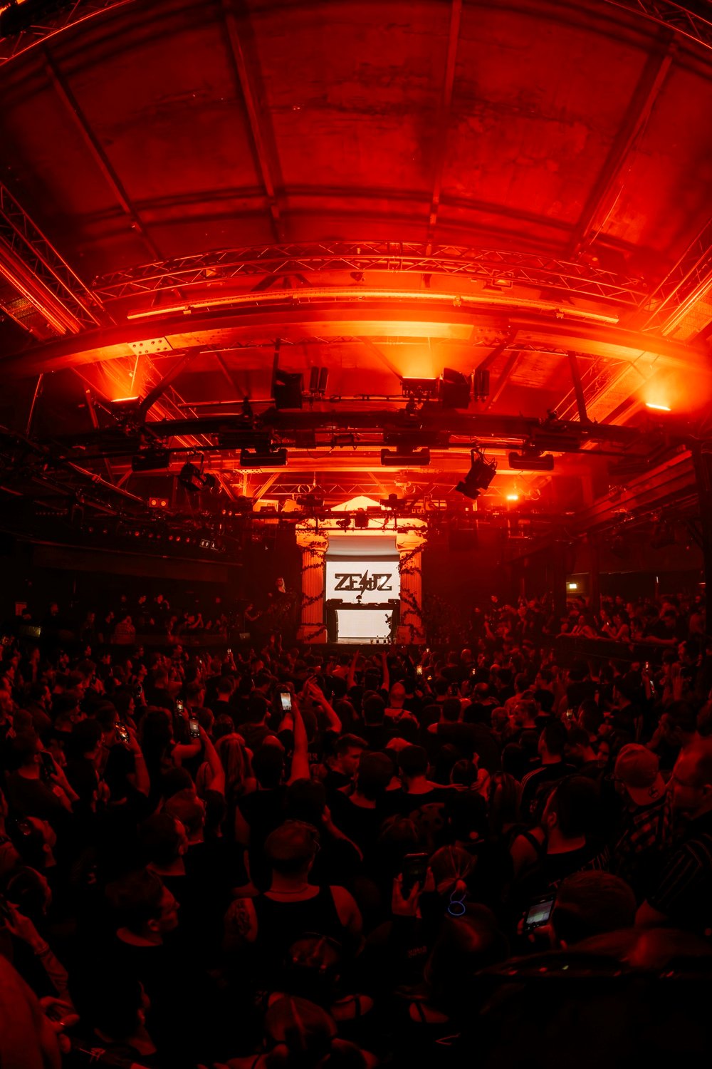 DJ Zeuz/Bootshaus – Tempel Bühne Frontansicht weit Custom Tempel für Techno DJ im Club, mit Publikum und Lichteffekten
