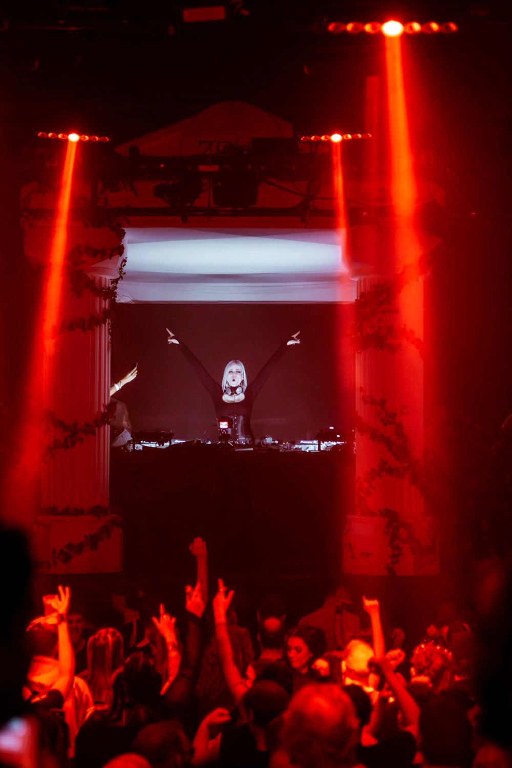 DJ Zeuz/Bootshaus – Tempel Frontansicht Bühne Frontansicht eines Custom Tempel für Techno DJ im Club, in Aktion mit Lichteffekten
