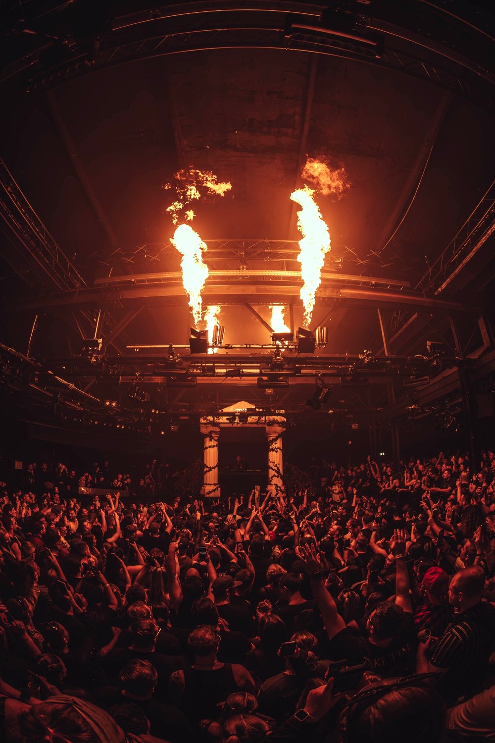 DJ Zeuz/Bootshaus – Tempel Bühne mit Feuer Custom Tempel für Techno DJ im Club, mit Publikum, Pyrotechnik, Feuereffekten und Technik