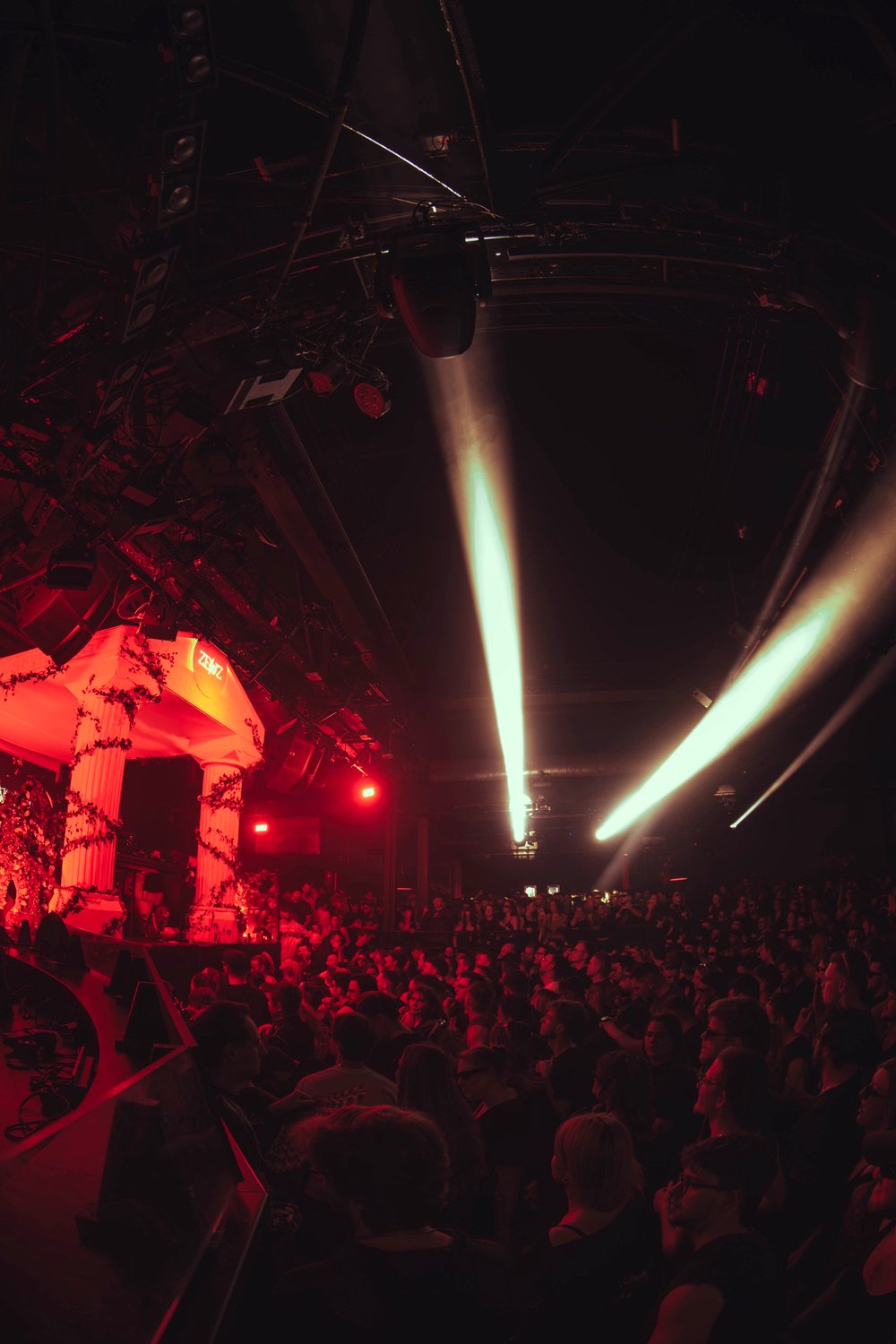DJ Zeuz/Bootshaus – Tempel Bühne Custom Tempel für Techno DJ im Club, mit Publikum und Lichteffekten