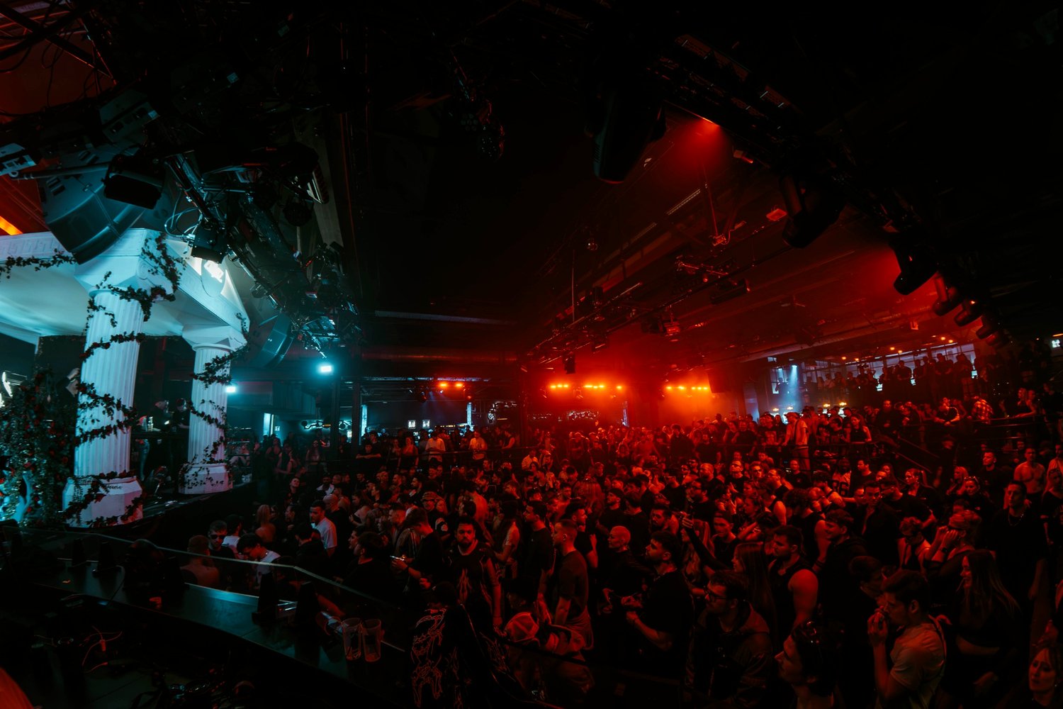 DJ Zeuz/Bootshaus – Tempel Bühne Custom Tempel für Techno DJ im Club, mit Publikum und Lichteffekten