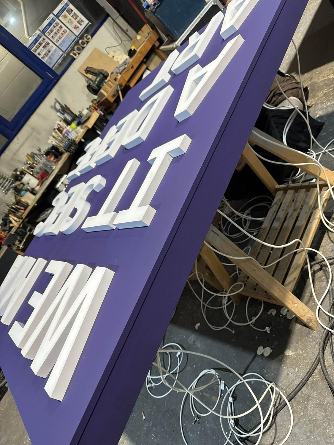 Leuchtschild Verkabelung Leuchtschild Verkabelung in der Werkstatt