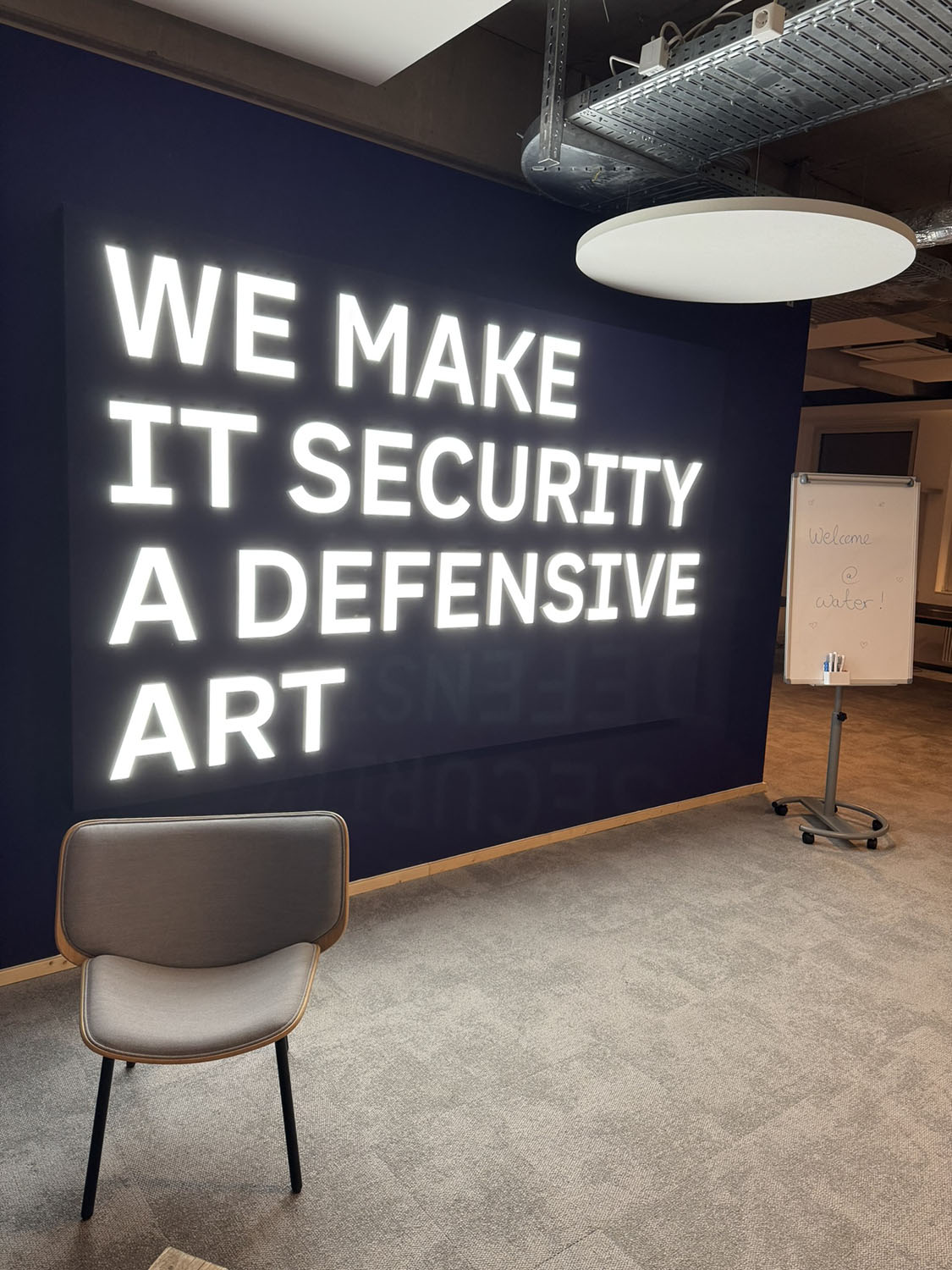 Leuchtschild weiß komplett Leuchtschild weiß komplett beleuchtet